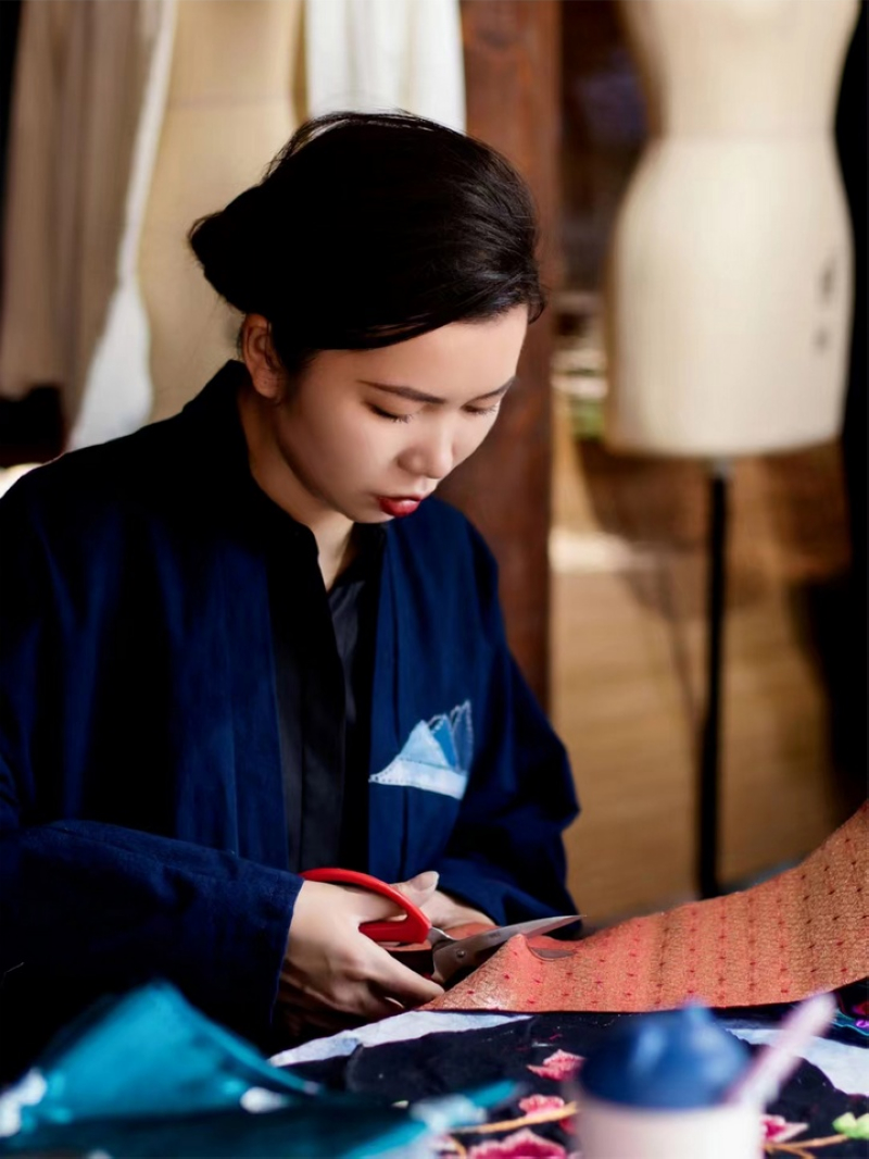 李利正在制作民族手工藝品。貴州省農業農村廳供圖