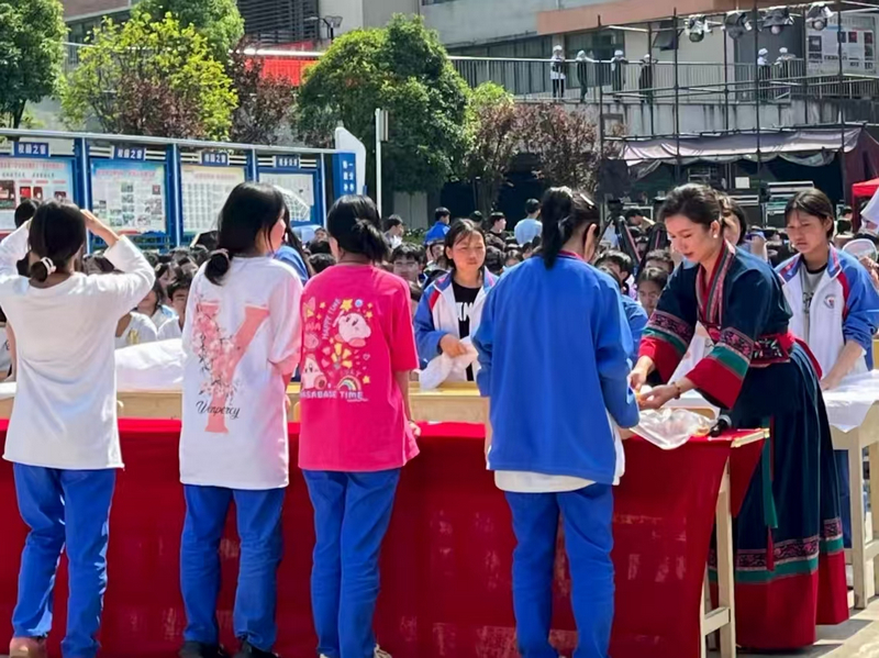 走進校園。李利供圖