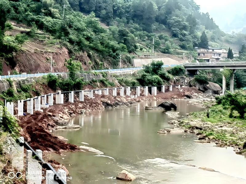 污水管網提升改造工程中管網鋪設。習水縣融媒體中心供圖