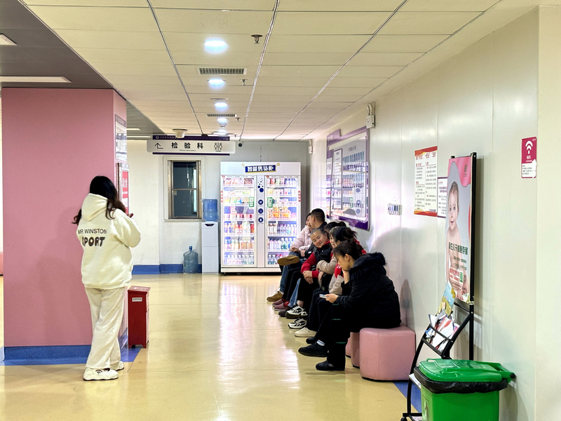 候診大廳裡群眾等候惠民篩查相關服務。刁苓沙攝