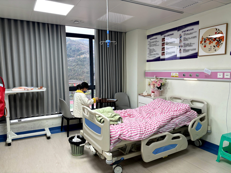 溫馨整潔的 VIP 病房,為產后媽媽提供舒適休養環境。刁苓沙攝