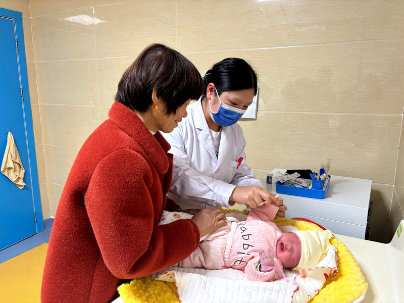 醫護人員為新生兒進行健康篩查。刁苓沙攝