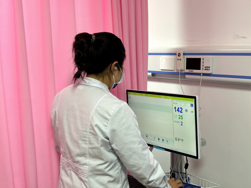 醫護人員監測胎心,守護孕期母嬰健康。刁苓沙攝