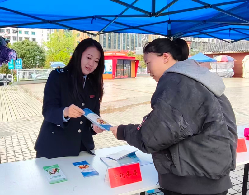 福泉稅務：“稅務藍”攜手“志願紅”綻放文明光彩。