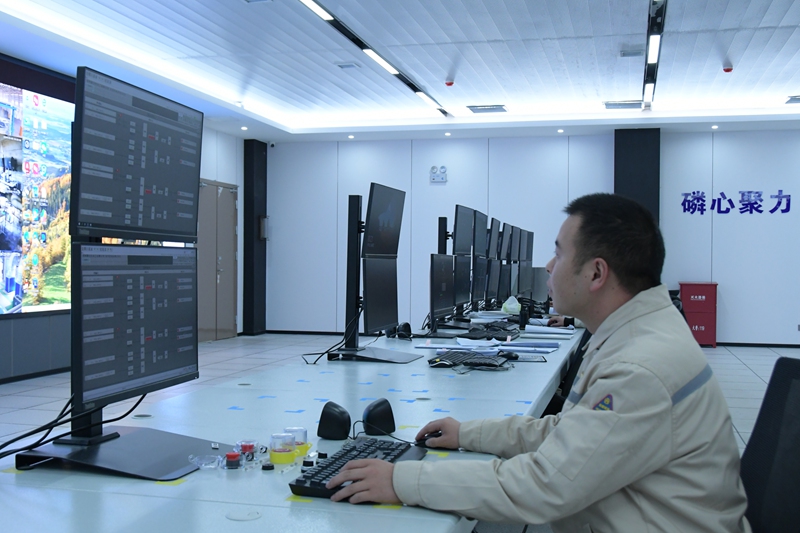 图为：工人杜瑶作业