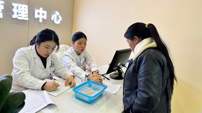 松桃县基层妇女工作者忙于登记免费健康体检信息。