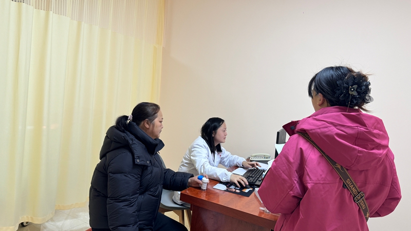 松桃县基层妇女工作者忙于登记免费健康体检信息。