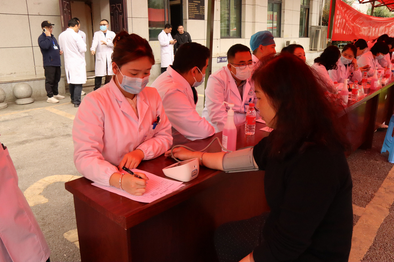 贵州省人民医院组团式帮扶队员在赫章义诊。王龙虎摄