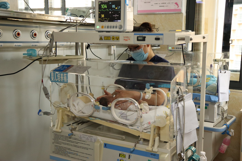 貴州省人民醫院組團式幫扶專家在新生兒科查房。王龍虎攝