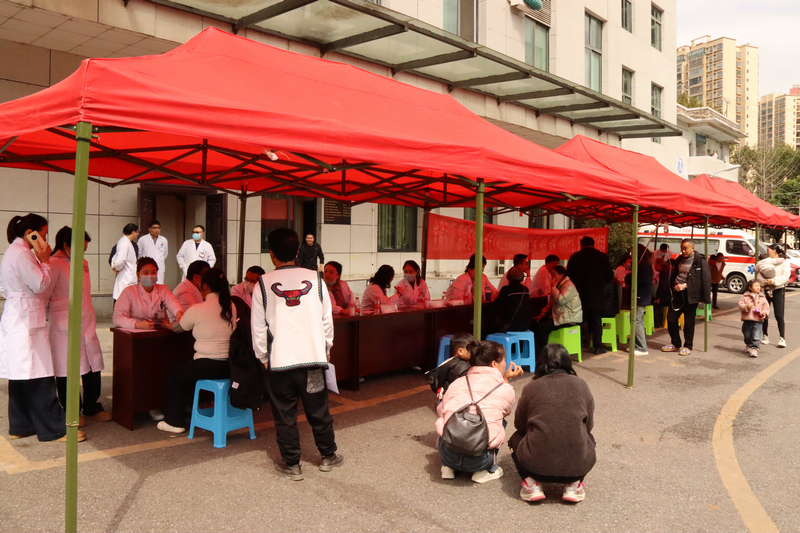 贵州省人民医院组团式帮扶专家在赫章义诊。王龙虎摄