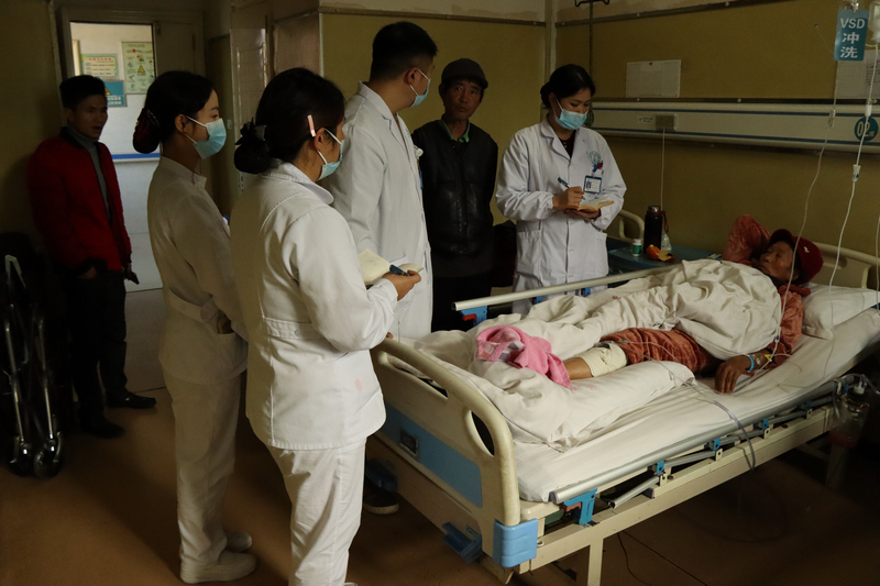 贵州省人民医院组团式帮扶专家在查房。王龙虎摄