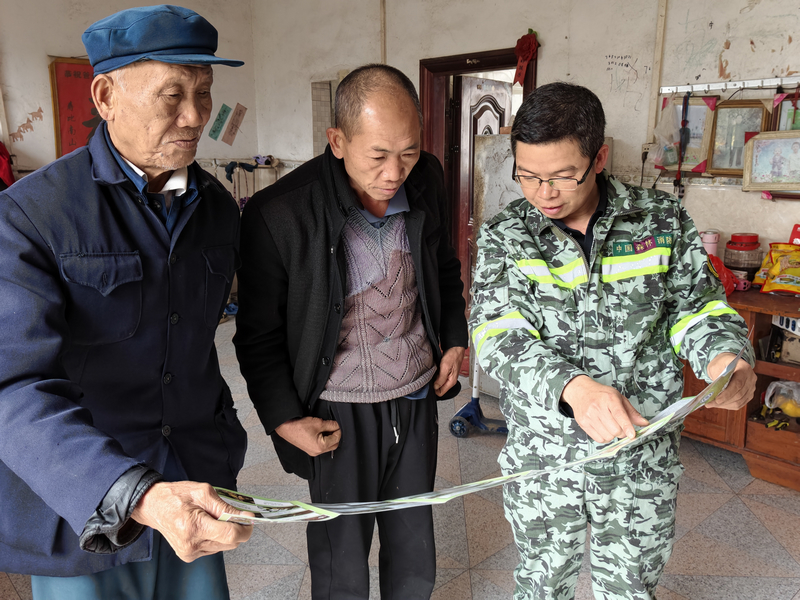 進村入戶為群眾宣傳護林。