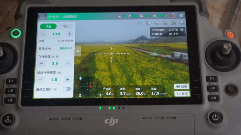 无人机手柄显示相关数据。