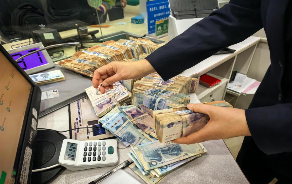 員工為客戶清點零錢。