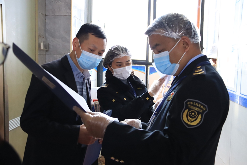 赫章縣市場監管局對縣域內考點周邊餐飲進行檢查 王衛 攝