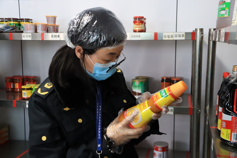 赫章縣市場監管局相關人員查看考點周邊餐飲店的廚房調料有效期 王衛 攝