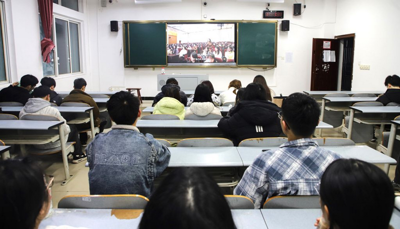 凯里学院师生收看贵州省2026年春季学期“开学第一课”现场。