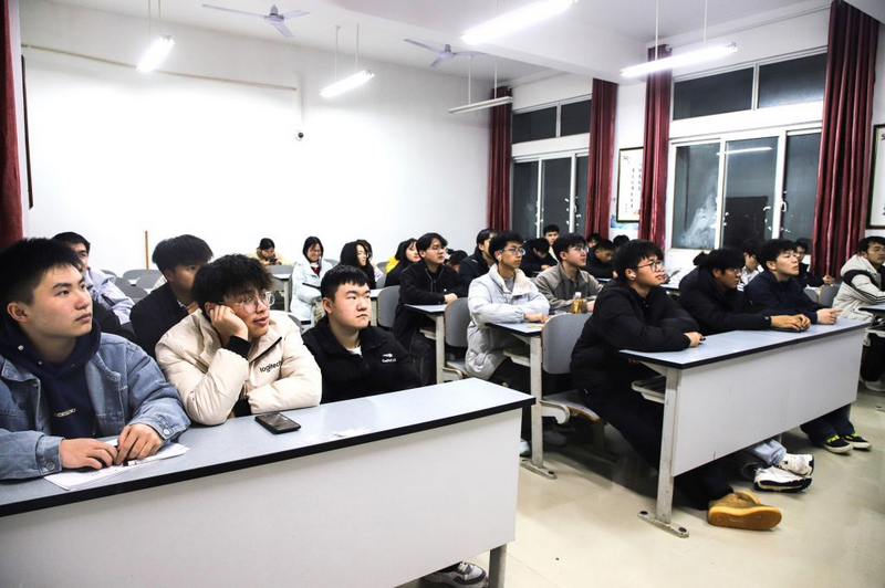 凯里学院师生收看贵州省2026年春季学期“开学第一课”现场。