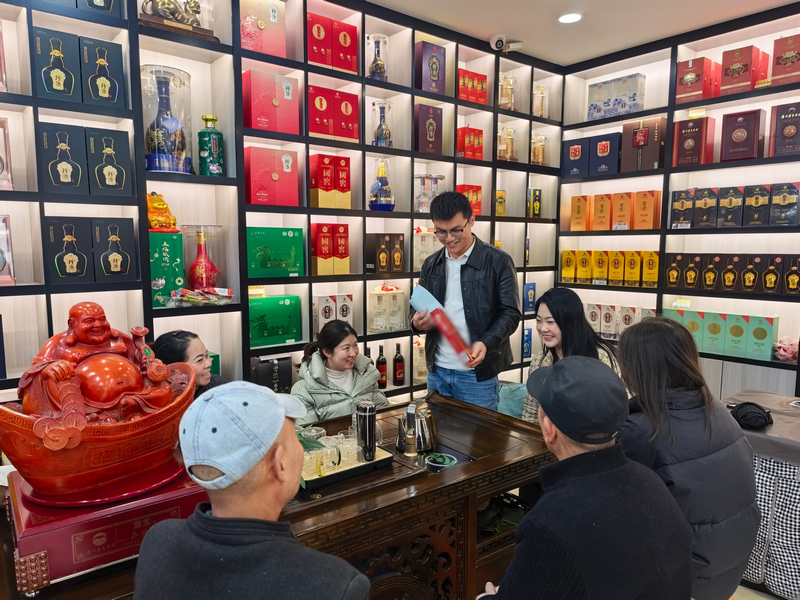 王星偉（站立）介紹商品。