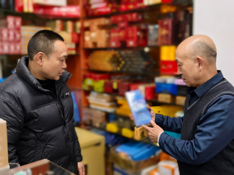 聶勇（右）給消費者介紹新品。