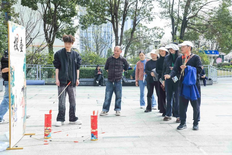 市民游客踴躍參與趣味活動。