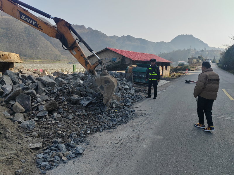 2026年3月11日在“鄉村法律明白人”的配合下當事人主動清理路面堆放材料。
