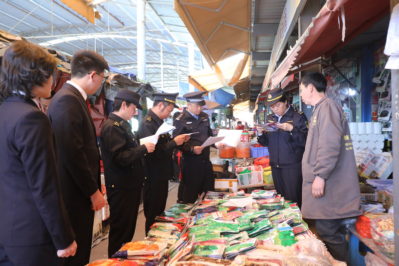 聯合執法人員開展檢查。