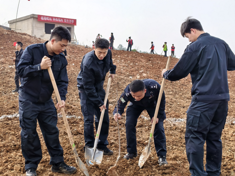 銅仁監獄職工參加植樹活動。楊娟攝