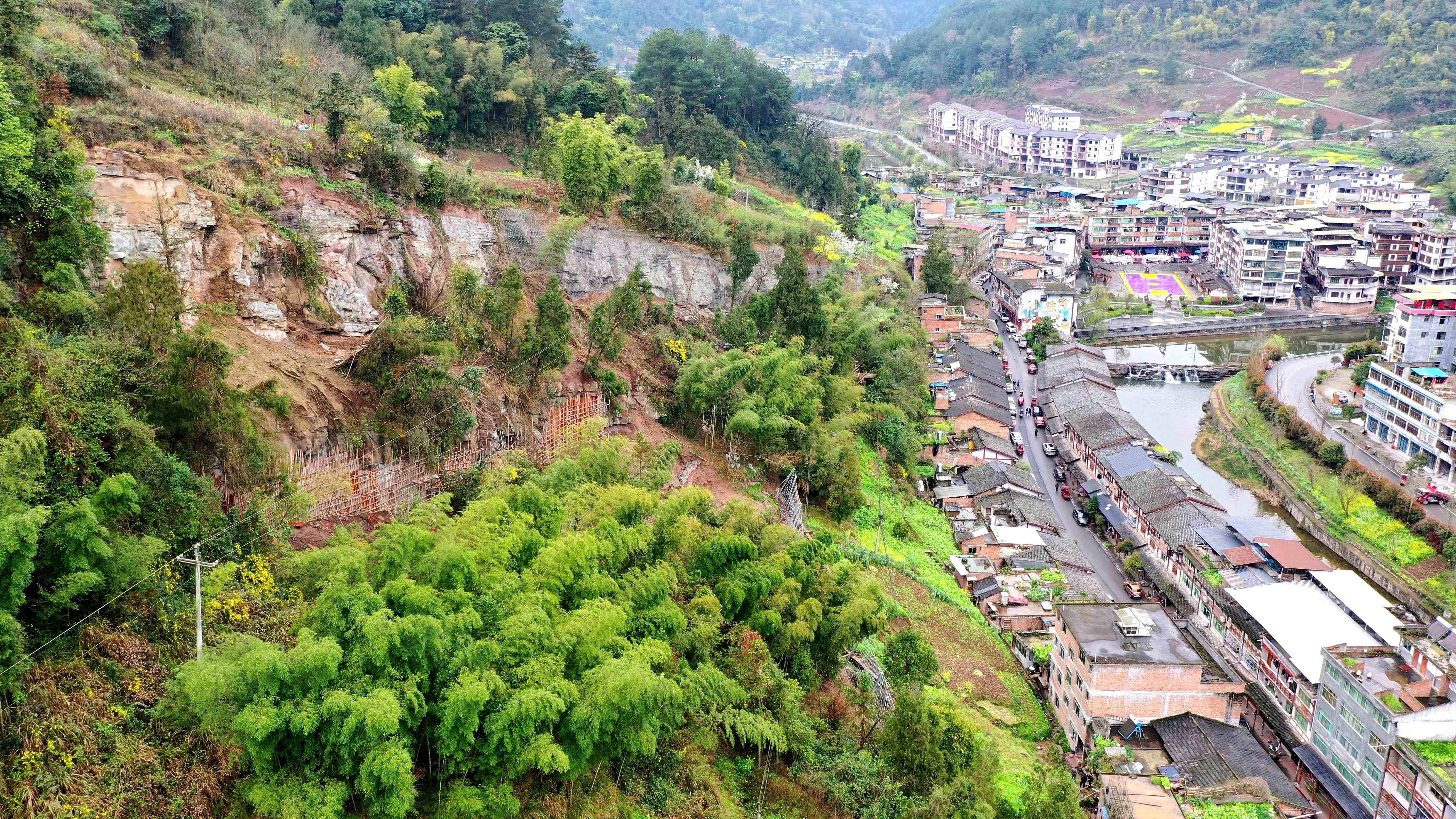 走進三岔河鎮三岔村街上組牌坊崩塌隱患點，60畝邊坡區域得到全面系統治理，穩穩守護著坡下104戶557名群眾的生命財產安全。刁苓沙攝
