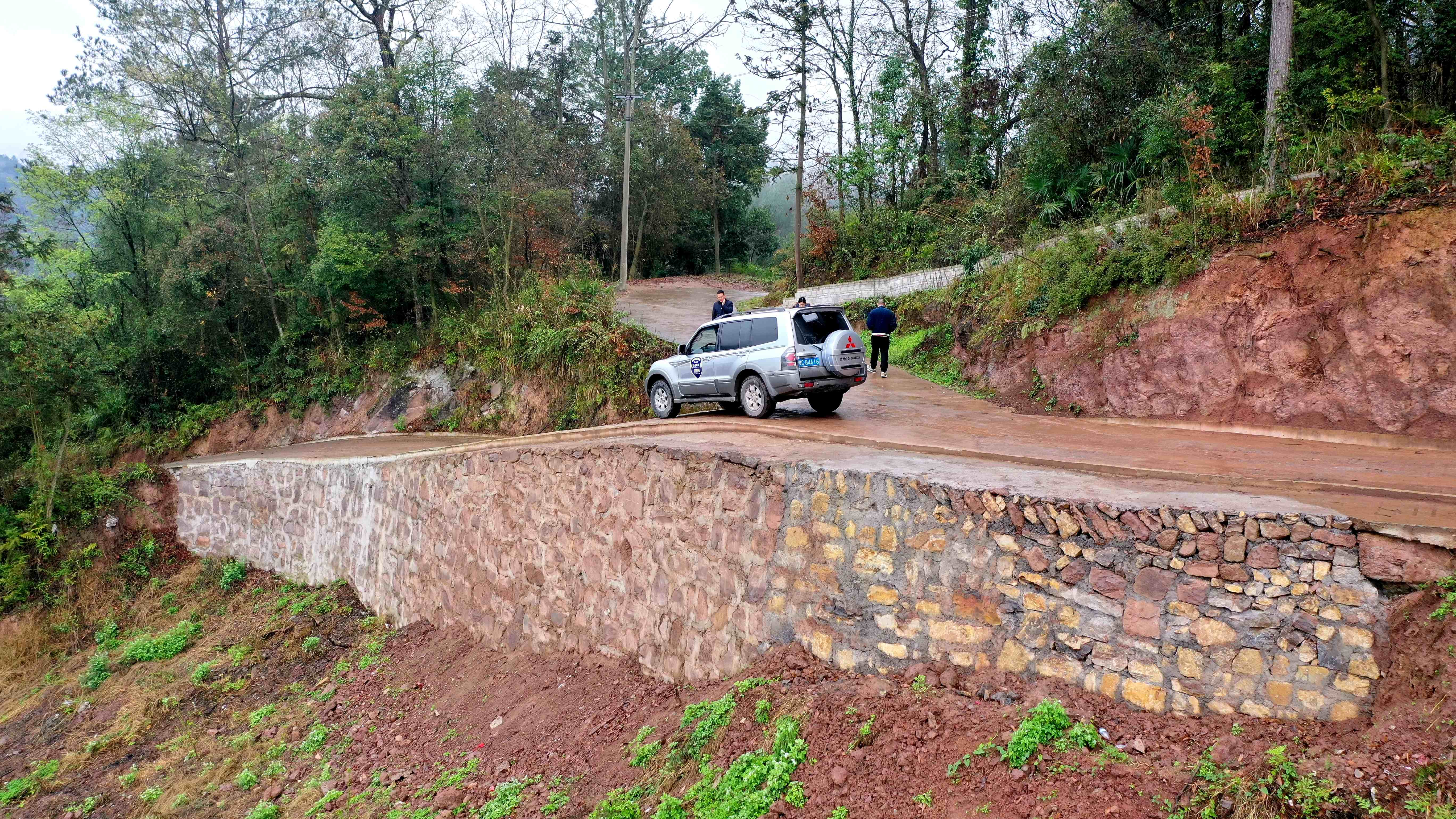 在大坡鎮典禮壩村方家組地災隱患點，一道高聳堅實的防護堡坎沿坡體整齊砌筑，成為守護群眾的安全屏障。刁苓沙攝