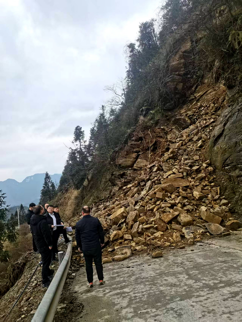 工作人員對地災點進行實地考察。刁苓沙攝