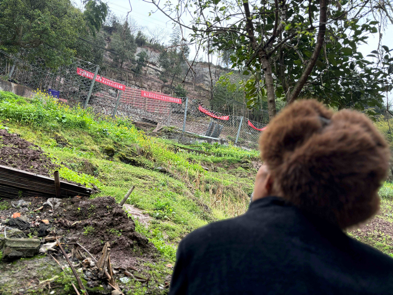 邊坡下居住多年的村民吳再福，對治理前后的變化滿是欣喜。刁苓沙攝