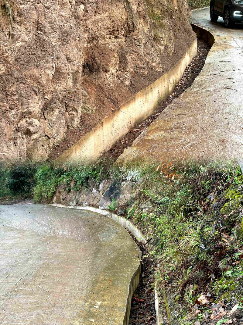 配套的排水溝渠順坡延伸、暢通無阻。刁苓沙攝