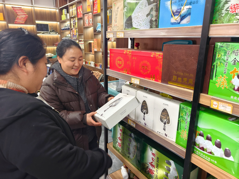 倪青青給游客介紹特產。