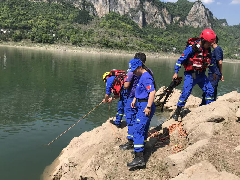 倪青青開展救援現場。