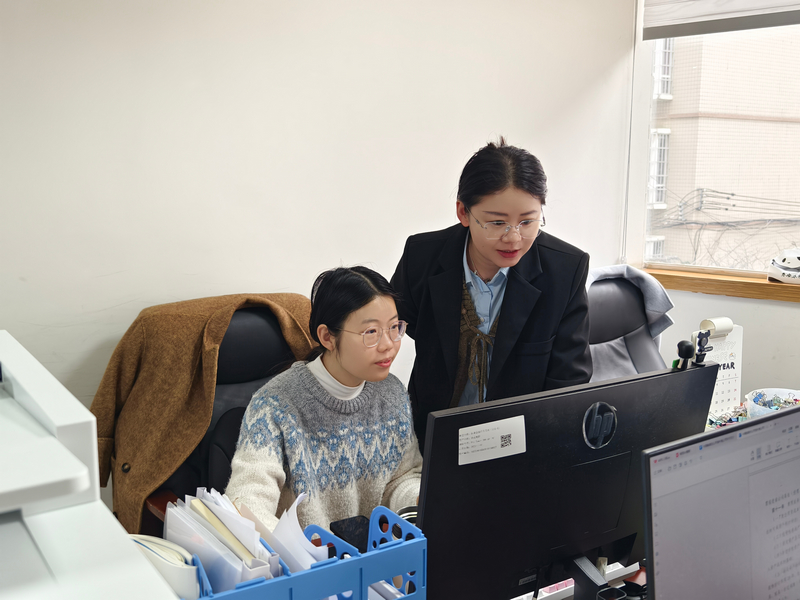 彭弄濤在指導部門新職工。