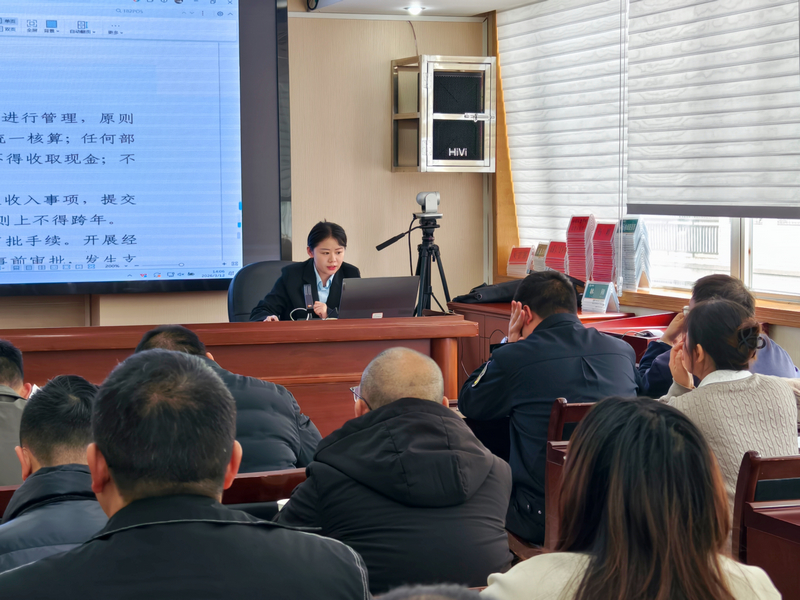 彭弄濤在給大家講解報賬注意事項。