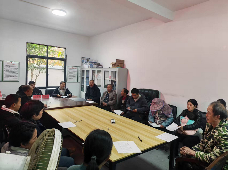 石興村駐村第一書記劉俊、村委會和村民代表開會。