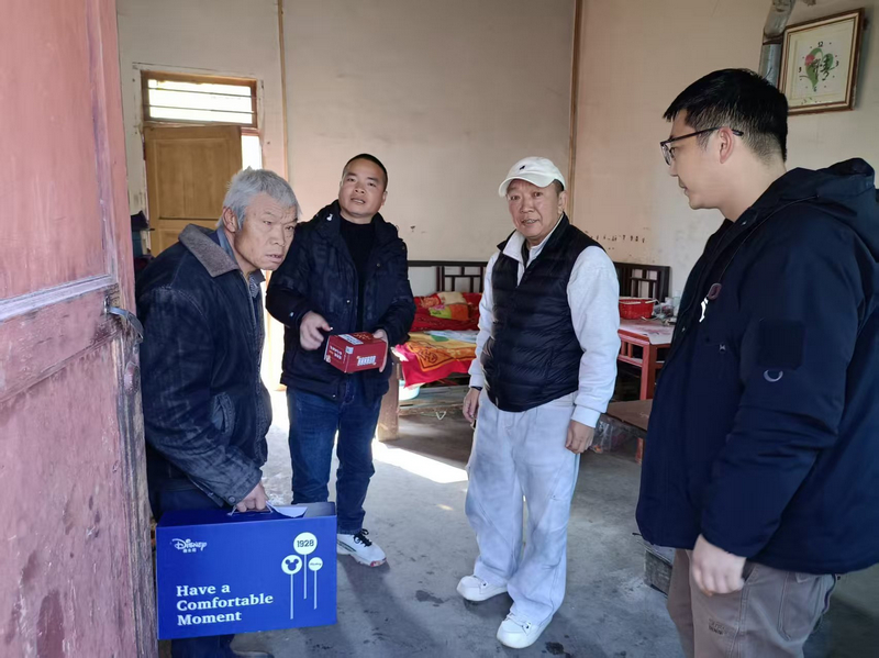 包營村駐村干部李偉走訪脫貧戶。