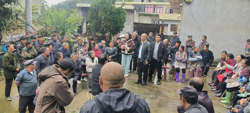 安山村駐村干部杜江紅組織村民開院壩會。