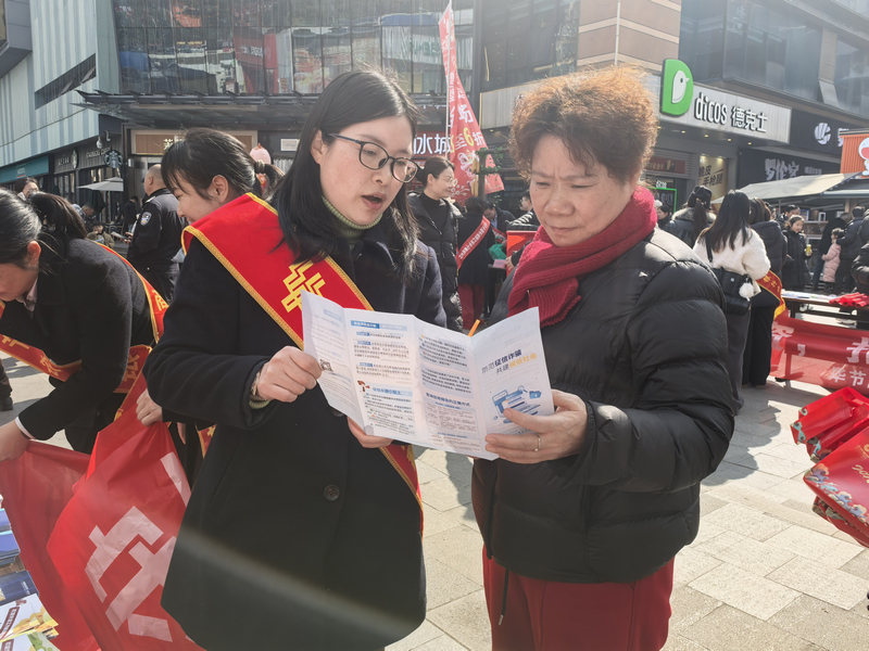 邮储银行工作人员面对面给群众讲解征信知识。