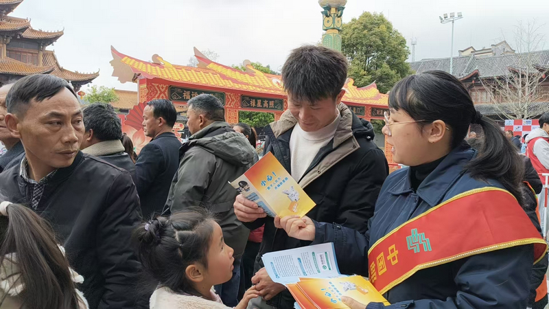 邮储银行工作人员深入火车站、工厂车间等地开展宣讲活动。