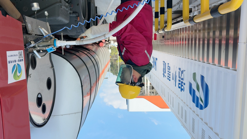 工作人員為車輛加氣。