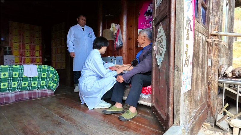 張曉鳳上門為村民監測血壓。