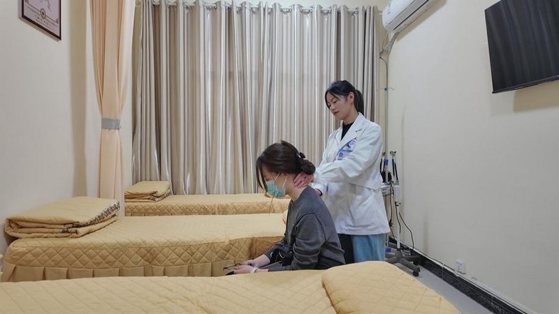 莫明仙為患者進行中醫推拿。