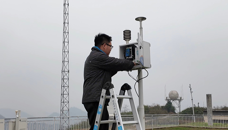 工作人員定期開展設施維護和檢測。 彭垚 攝.jpg