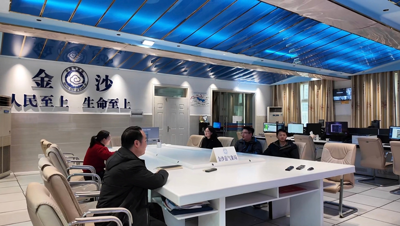 工作人員們進行會商研判。 彭垚 攝.jpg