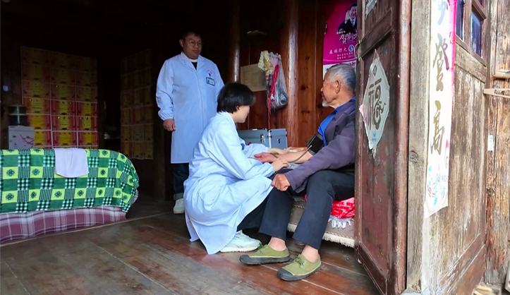 扎根黔山深处 这些人撑起基层医疗“一片天”