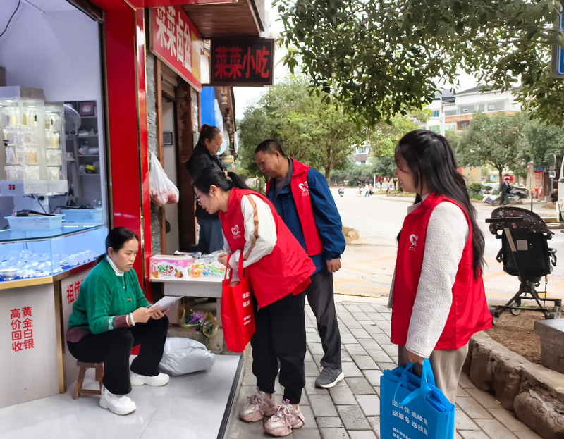 施秉縣城關鎮社區工作者沿街發放消防安全宣傳資料。