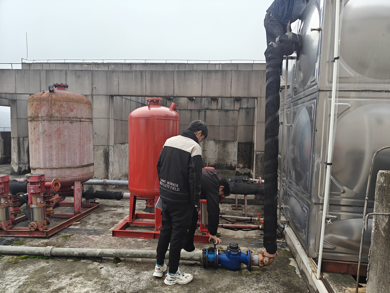 _施秉縣城關鎮聯合縣直部門進入小區查看消防設施維修整改進度。